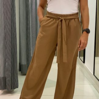 pantalon amplio con tiras